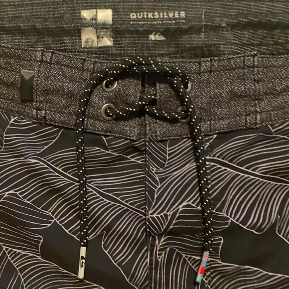 QUICKSILVER•BOARD SHORTS•SWIM TRUNKS•MENS 32 - Picture 4 of 9